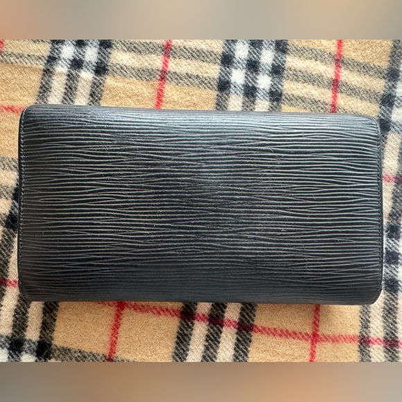 LV EPI LONG WALLET (TEAR,FADING) MAKE ME AN OFFER! - Picture 8 of 14
